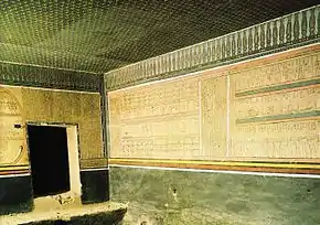 Tombeau égyptien décoré de peintures murales.