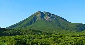Vue du mont Rausu depuis le col de Shiretoko en août 2009.