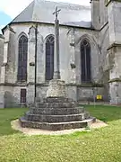 Calvaire situé à proximité de l'église.