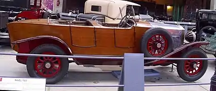 Ravel de 1925 avec carrosserie Runabout / Skiff  (musée Autoworld de Bruxelles)