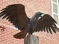 Détail de la statue du corbeau, à l'extérieur du bâtiment.