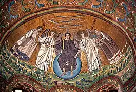 Mosaïque de l'abside la basilique Saint Vital de Ravenne : le Christ flaqué de deux anges, Saint-Vital à gauche et l'évêque Ecclésius à droite.