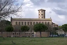 Vue extérieure de la basilique Saint-Apollinaire in Classe (VIe siècle) de Ravenne.