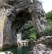 Arche naturelle dans le ravin des Arcs.