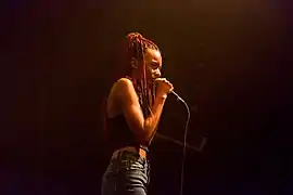 Ravyn Leane performant au Telefone Tour de noname en 2017