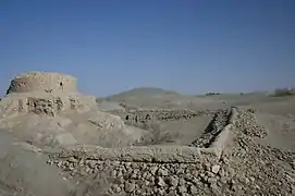 Mur d'enceinte du stupa de Rawak, coin sud, avec protection en pierre moderne, le 17 novembre 2008.