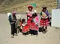 Sur le parking du col, une famille pose pour la photo pour quelques sols.