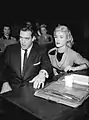 Avec Raymond Burr, dans Perry Mason, épisode The Case of the Lonely Heiress (1958)