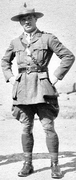 Photo d'archive en noir et blanc d'un soldat en uniforme, posant de face.