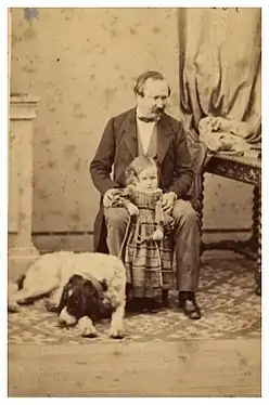 Poincaré enfant avec son père Nicolas et son chien.