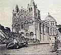 Raymond Sommer, vainqueur du Circuit sur Alfa Romeo 308, devant la cathédrale Saint-Pierre.