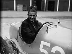 Raymond Sommer à Montlhéry sur une Alfa Romeo Monza 2,3 l (ici donc deux ans plus tôt, en 1933).