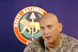 Raymond T. Odierno basé au camp Victory en Irak parlant avec des reporters basés au Texas via satellite.