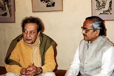 Sayed Haider Raza rendant visite à Rammanohar, vers 1992.