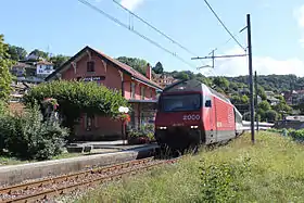 Un train InterRegio détourné traverse la gare de Chexbres-Village sans arrêt en direction de Lucerne.