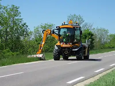 Broyage de l’herbe en bord de route.