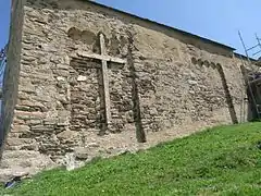 Mur méridional de la nef. On peut y voir deux groupes de cinq arcatures.