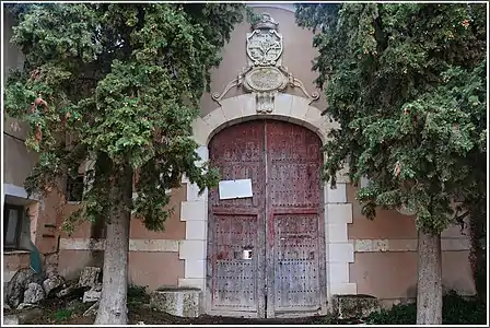 Porte principale à l'intérieur du complexe