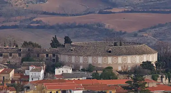 Zoom de la précédente vue. On apercevoit sur la gauche du bâtiment la toiture endommagée d’avant la restauration.