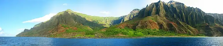 Vue de la côte de Nā Pali depuis l'océan