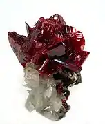 Réalgar sur calcite, Chine, 9 × 5,9 × 4,2 cm