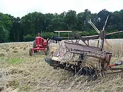 Travail à deux moissonneuses-lieuses, Bottlesford, Wiltshire.