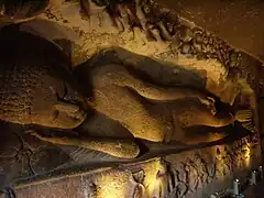 Bouddha couché Parinirvana, ses disciples pleurent la disparition de leur Maître. Caverne no 26, vers 450-525. Ajanta.