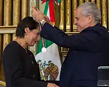 Ana Recio Harvey (en) receives the Ohtli Award in 2015.