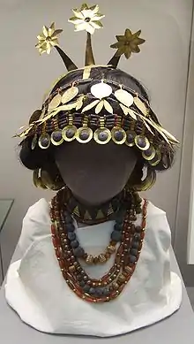 Parure de Pu-abi : diadème en feuilles d'or et pierres précieuses, colliers en pierres précieuses. British Museum.