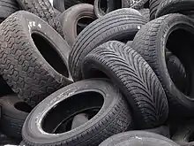  un tas de vieux pneus abandonnés en plein air