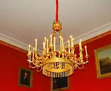 Lustre en bois doré de style Empire du salon rouge de la Maison-Blanche