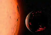 Le Soleil, représenté très rouge, s'approche d'une Terre calcinée, couverte par endroits de magma et dépourvue d'atmosphère.