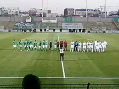 Un match du Red Star, ici en maillot vert, au stade Bauer en 2011 avec vue sur la tribune "Sud, aujourd'hui fermée pour cause de vétusté.