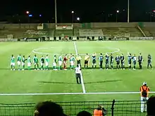 Deux équipes alignées avant un match