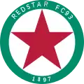 Cercle vert avec écrit « Red Star FC 93 » en haut et « 1897 » en bas. Dans ce cercle, il y a une grande étoile rouge.