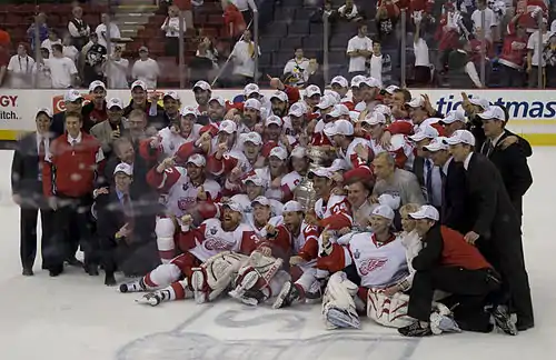 L'équipe des Red Wings de Détroit, vainqueur 2008 de la Coupe Stanley.