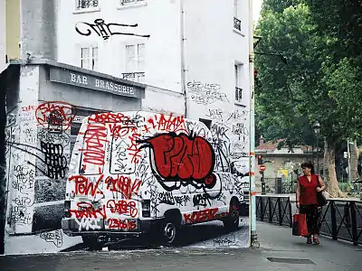 Collage de rue au bord du canal Saint-Martin à Paris, en 2005.