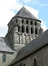 Photographie d'un clocher roman construit sur la croisée du transept.