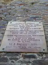 Plaque en l’honneur de Nominoë, sur les remparts de l’abbaye Saint-Sauveur.