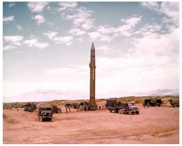 Un PGM-11 Redstone avec une partie du cortège.