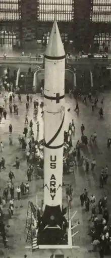 Photographie d'un missile Redstone dans le Grand Central Terminal en 1957.