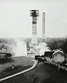 Photographie d'un tir statique d'essai d'un PGM-11 Redstone.