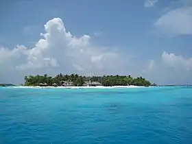 Vue de Fonimagoodhoo aux Maldives avec les installations hôtelières du Reethi Beach Resort.