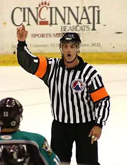 Photographie d'un arbitre de hockey sur glace