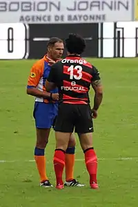 Christophe Berdos, en 2011, en discussion avec le joueur du Stade toulousain Yann David.