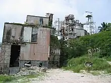 Raffinerie de phosphate tombant en ruine.