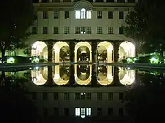 L’Institut Beckman du Caltech et son reflet dans les bassins.