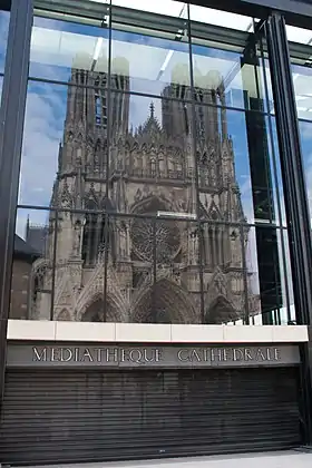 La cathédrale dans la façade de la Médiathèque Jean Falala.