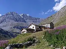 Refuge Entre-Deux-Eaux, et la Grande Casse en arrière-plan