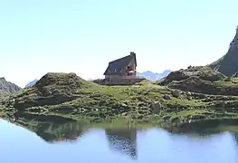 Vue du refuge depuis le lac.